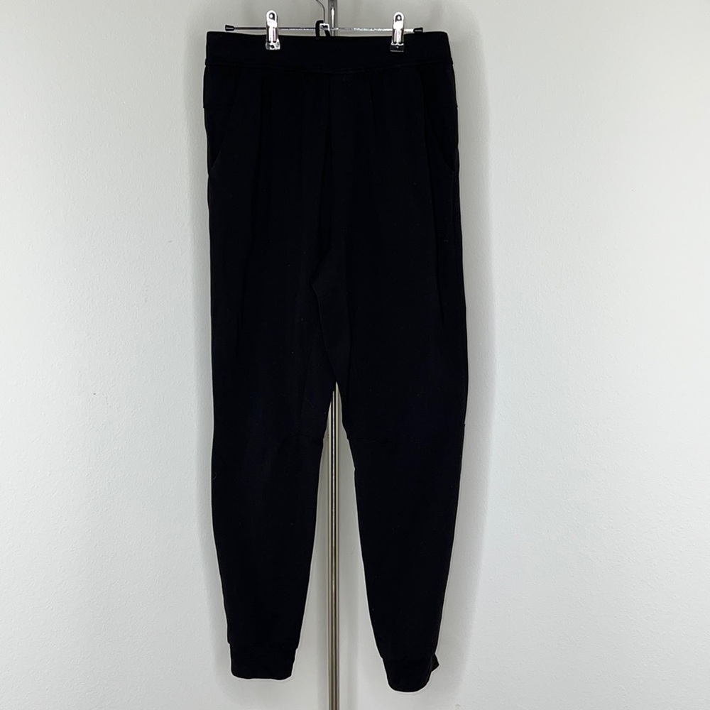 🔹 Lululemon Joggers